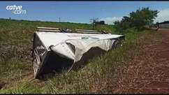 Caminhão carregado com erva-mate sai de pista e tomba na BR 467 em Toledo