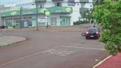 Câmera de segurança mostra acidente entre moto e carro no bairro Brasília