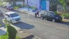Vídeo: Em discussão com vizinho, homem é agredido com golpes de foice em Campo Largo