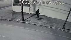 Câmera flagra ladrão deixando a cena do crime no bairro Cancelli em Cascavel