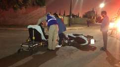 Mulher fica ferida após forte batida entre carro e moto em Cascavel