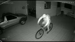 ASSISTA: bicicleta é furtada dentro de casa no Santo Onofre