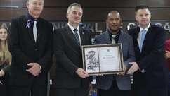 Delegado que comanda a Divisão de Combate à Corrupção recebe homenagem em Cascavel