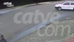 Câmera flagra momento que carro e moto batem no Interlagos em Cascavel
