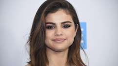 Selena Gomez mostra cicatriz e fala sobre autoaceitação