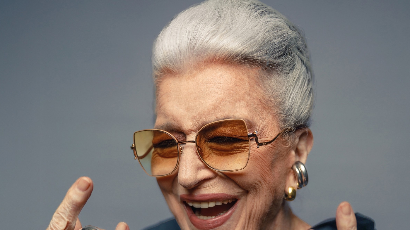 Costanza Pascolato e os anéis de caveira, em perfil da revista Velvet  Foto: Fabio Audi/Velvet