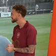 Fred apresenta Globo Esporte com camisa do Arsenal e revolta corintianos