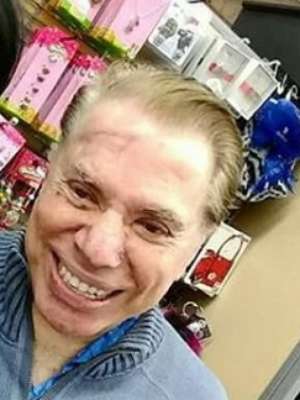 Grisalho e de cara limpa, Silvio vai ao supermercado nos EUA