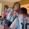 Vídeo de filhos de Messi brigando antes de estreia da Argentina na Copa viraliza