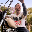 Adam Levine diz que parou de fazer tatuagens porque elas doem 'muito'