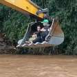 Enfermeiros são resgatados por escavadeira após ponte cair pela chuva no RS