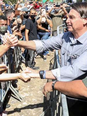 Bolsonaro causa aglomeração em evento no interior de SP