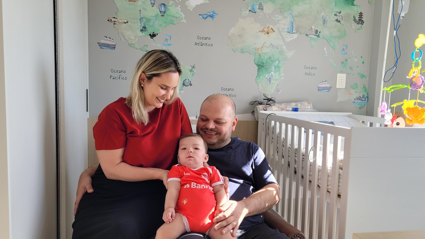 Santiago, que tem  Miopatia Centronuclear, com os pais Augusto Rocha e Marina Bignetti em Canoas (RS)  Foto: Camila Saccomori