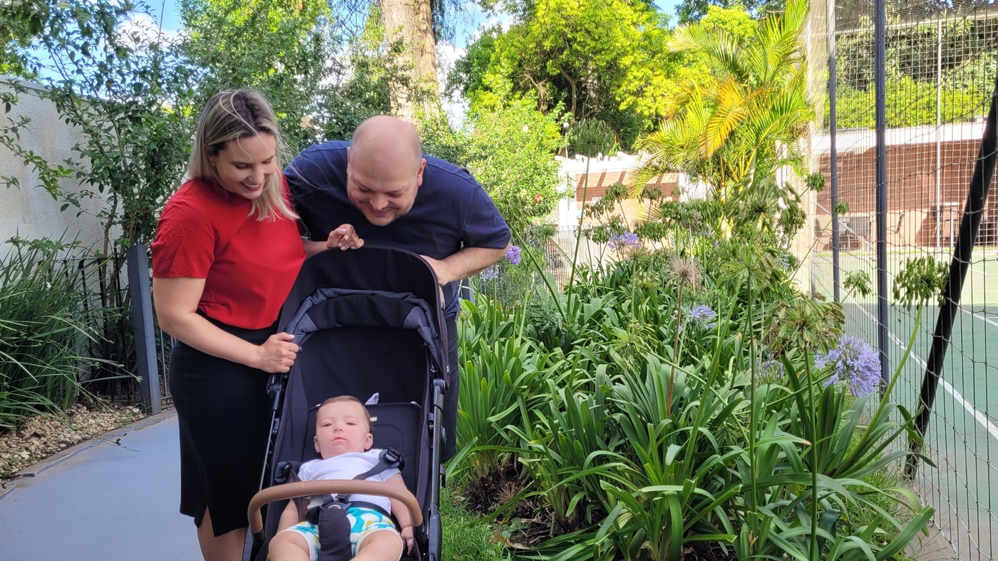 Santiago com os pais, Augusto Rocha e Marina Bignetti, em Canoas (RS)  Foto: Camila Saccomori