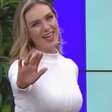 Apresentadora dança no estúdio ao relembrar época como bailarina de Mara Maravilha
