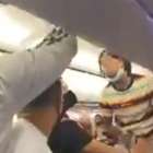 Mulher é imobilizada com choque por não usar máscara em voo