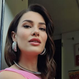 Atriz turca, que interpreta Hande em 'Coração de Mãe', morre aos 35 anos