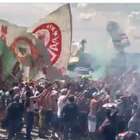 Torcida do Palmeiras se aglomera em aeroporto antes de ...