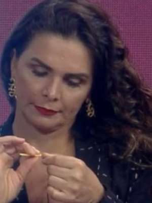 "Me deu para outra família", diz Luiza Ambiel sobre mãe