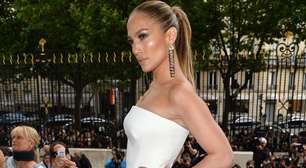 Jennifer Lopez usa 'vestido-calça' em desfile de Versace