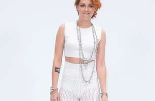 Kristen Stewart usa calça transparente em desfile da Chanel