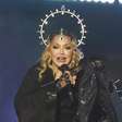 Madonna simula ato íntimo e dá beijão em dançarina de topless