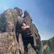 Homem morre em trilha após subir em pedra para tirar foto e cair de 150 metros