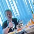 Boninho brinda com sua equipe em restaurante de ricos e famosos em SP