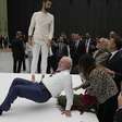Lula tenta repetir movimentos de acrobata ao lado de Janja e Macron