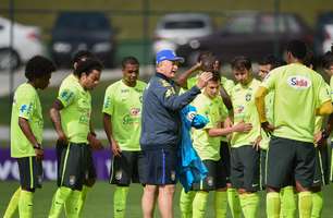 Felipão ganha grupo com cartas, camisas e pedidos atendidos