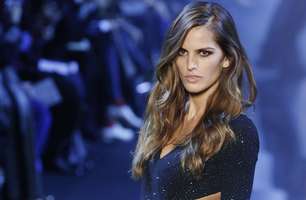 Iza Goulart rouba cena com superfenda em desfile na França