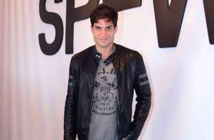 "Estou sozinho aqui, não solteiro", diz ex-BBB André no SPFW