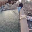 Mulher escala ponte do Brooklyn em Nova York e é salva por policiais; assista
