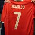 Cristiano Ronaldo pede paz em camisa autografada enviada para Trump