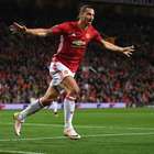 Ibrahimovic marca, e Manchester vence a 1ª no sufoco