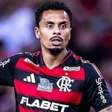 Esperando filho com outra, jogador do Fla assume namoro com ex de Cauã Reymond
