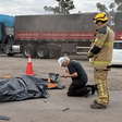 Motociclista morre em acidente, e caminhoneiro se ajoelha para rezar ao seu lado