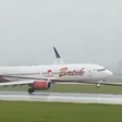 Vento causa imagem impressionante de pouso de avião na Indonésia