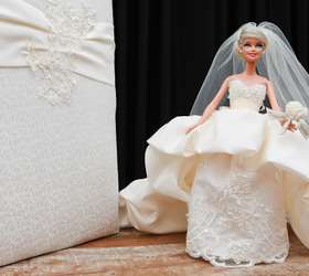 Monique Lhuillier cria casa de bonecas e vestidos de noiva em miniatura
