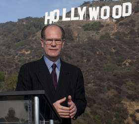 Letreiro de Hollywood volta a brilhar depois de restauração