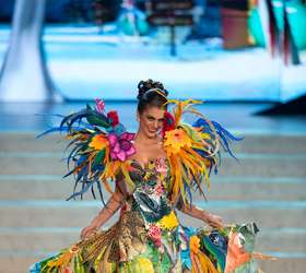 Miss Brasil desfila com traje típico de gosto duvidoso no Miss Universo -  Famosos - Extra Online