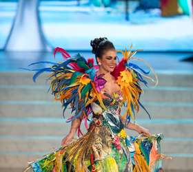 Miss Brasil desfila traje típico com elementos da fauna e flora