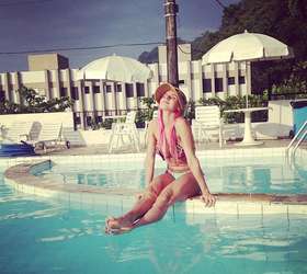 Panicat Thais Bianca Aproveita 1º Dia De 2013 Na Piscina