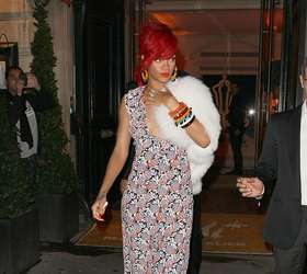 Rihanna usa vestido que deixa parte do bumbum à mostra