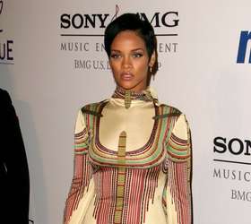 Rihanna usa vestido que deixa parte do bumbum à mostra