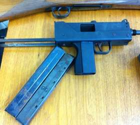 GO: polícia acha em chácara arsenal com fuzil, espada e metralhadora
