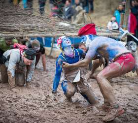 Corrida na lama reúne 3 mil pessoas e Papai Smurf na Alemanha