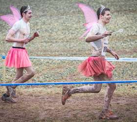 Corrida na lama reúne 3 mil pessoas e Papai Smurf na Alemanha