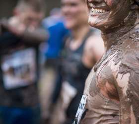 Corrida na lama reúne 3 mil pessoas e Papai Smurf na Alemanha