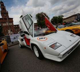 Lamborghini: desfile com 350 carros forma comboio de 4 km